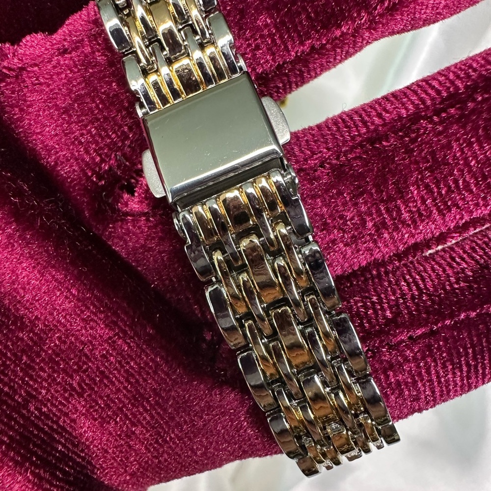 Steel modern Women's Gold and Silver Quartz Watch - Picture 4 of 8